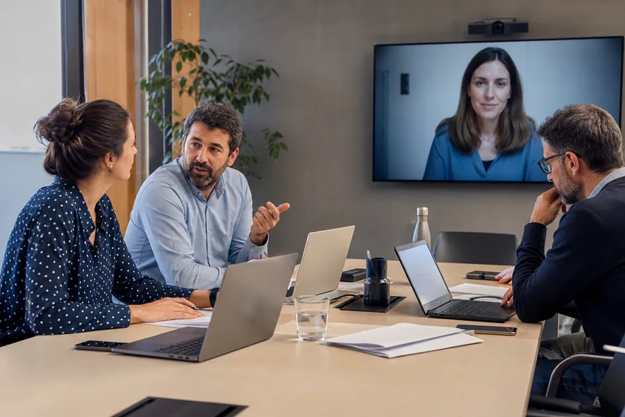Un gruppo di lavoro partecipa a una riunione in videoconferenza